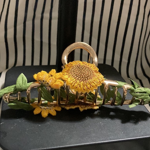 Sunflower hair clip - Picture 3 of 3